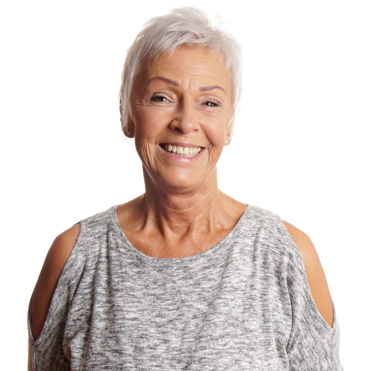 Une senior souriante devant son ordinateur